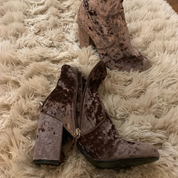 Steve Madden mauve velvet booties (8) - Picture 1 of 6
